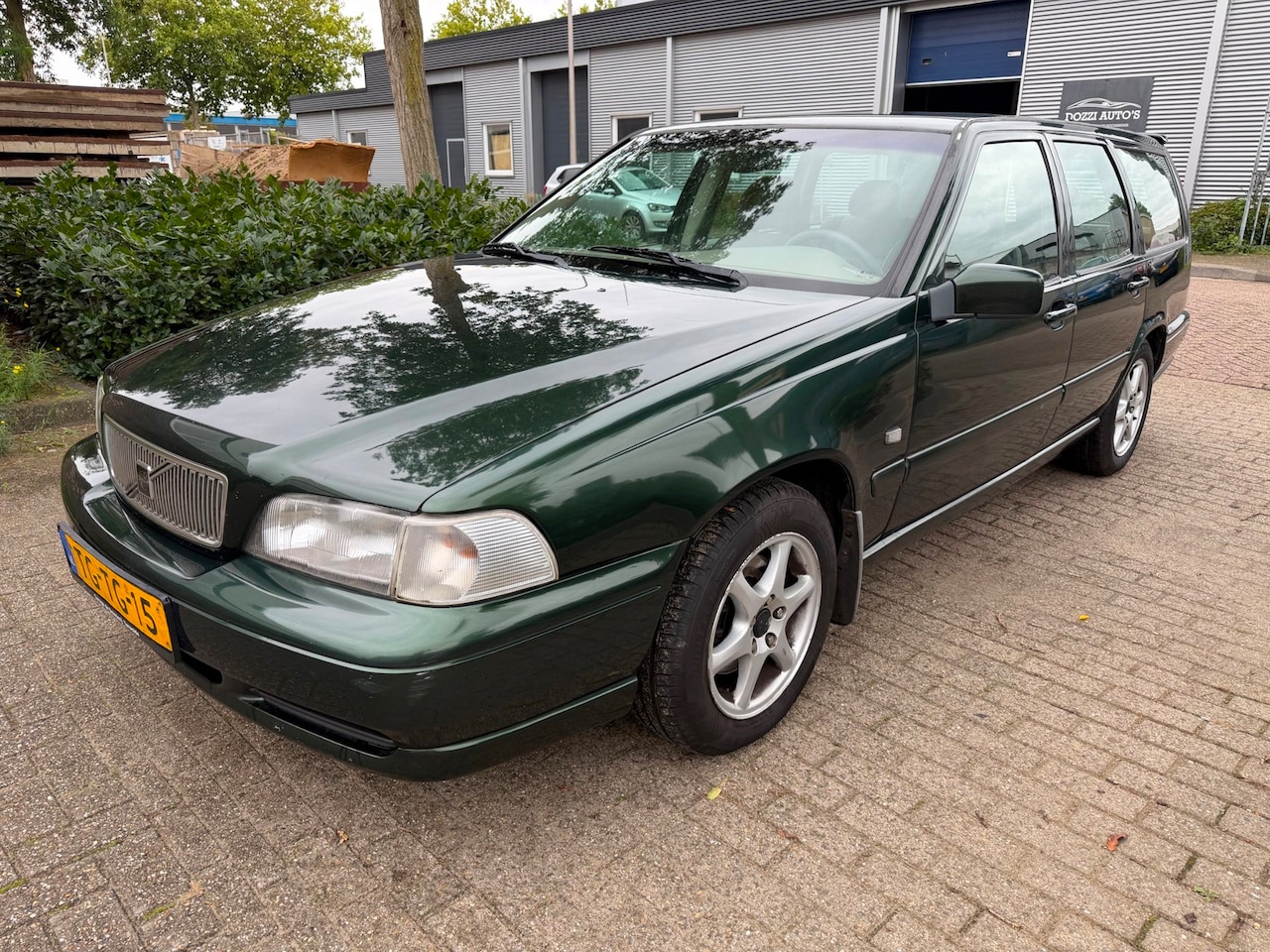 Volvo V70 - 2.5 Comfort-Line nieuwe apk automaat - AutoWereld.nl