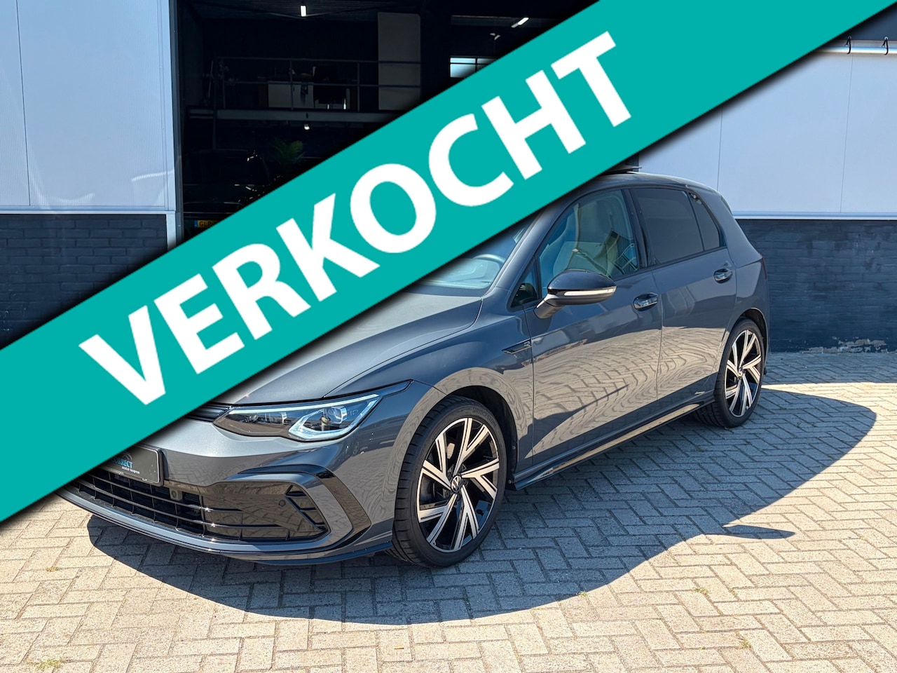 Volkswagen Golf - 1.5 eTSI R-Line|IQ|Pano|ACC|Alarm|Keyless|Trekhaak - AutoWereld.nl