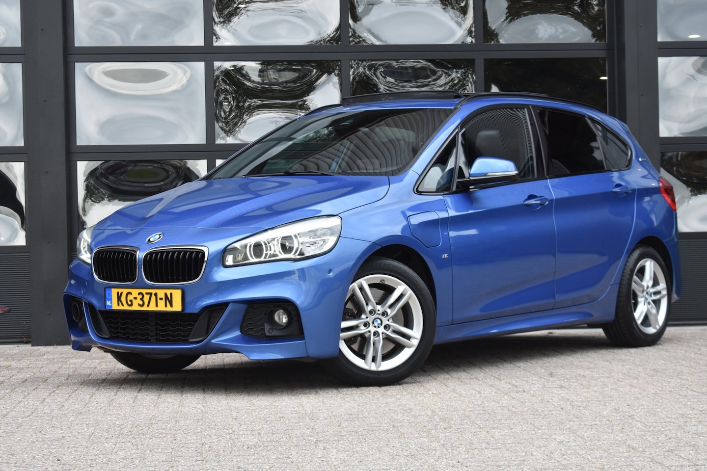 BMW 2-serie Active Tourer - 225xe M Sport '15 M Pakket Pano Leder Clima NAvi Cruise LED - AutoWereld.nl