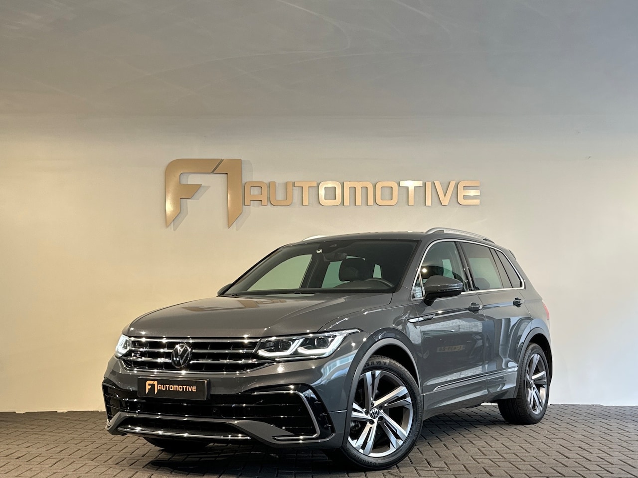 Volkswagen Tiguan - 1.5 TSI R-Line Business IQ Lights|ACC|Sfeer|Lane Assist - AutoWereld.nl