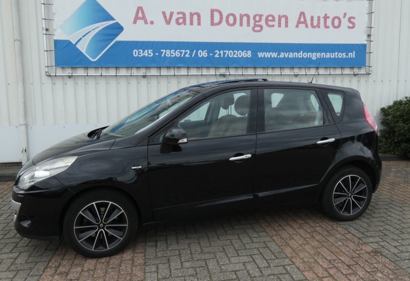 Renault Scénic - 2.0 BOSE Automaat,Leer,Pano,Navi,Trhaak,Camera - AutoWereld.nl