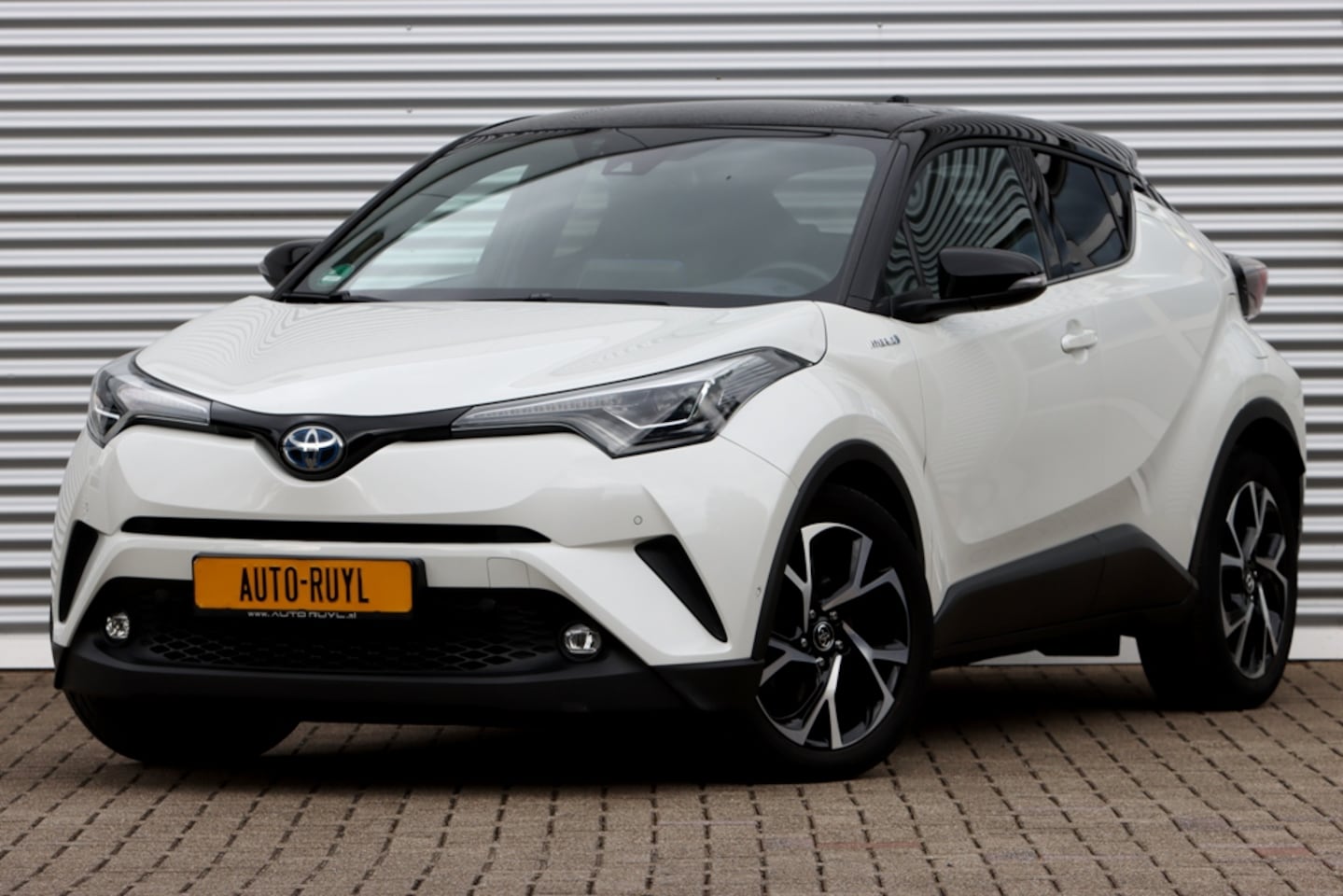 Toyota C-HR - 1.8 Hybrid Premium Bi-Tone / Leer / JBL - AutoWereld.nl