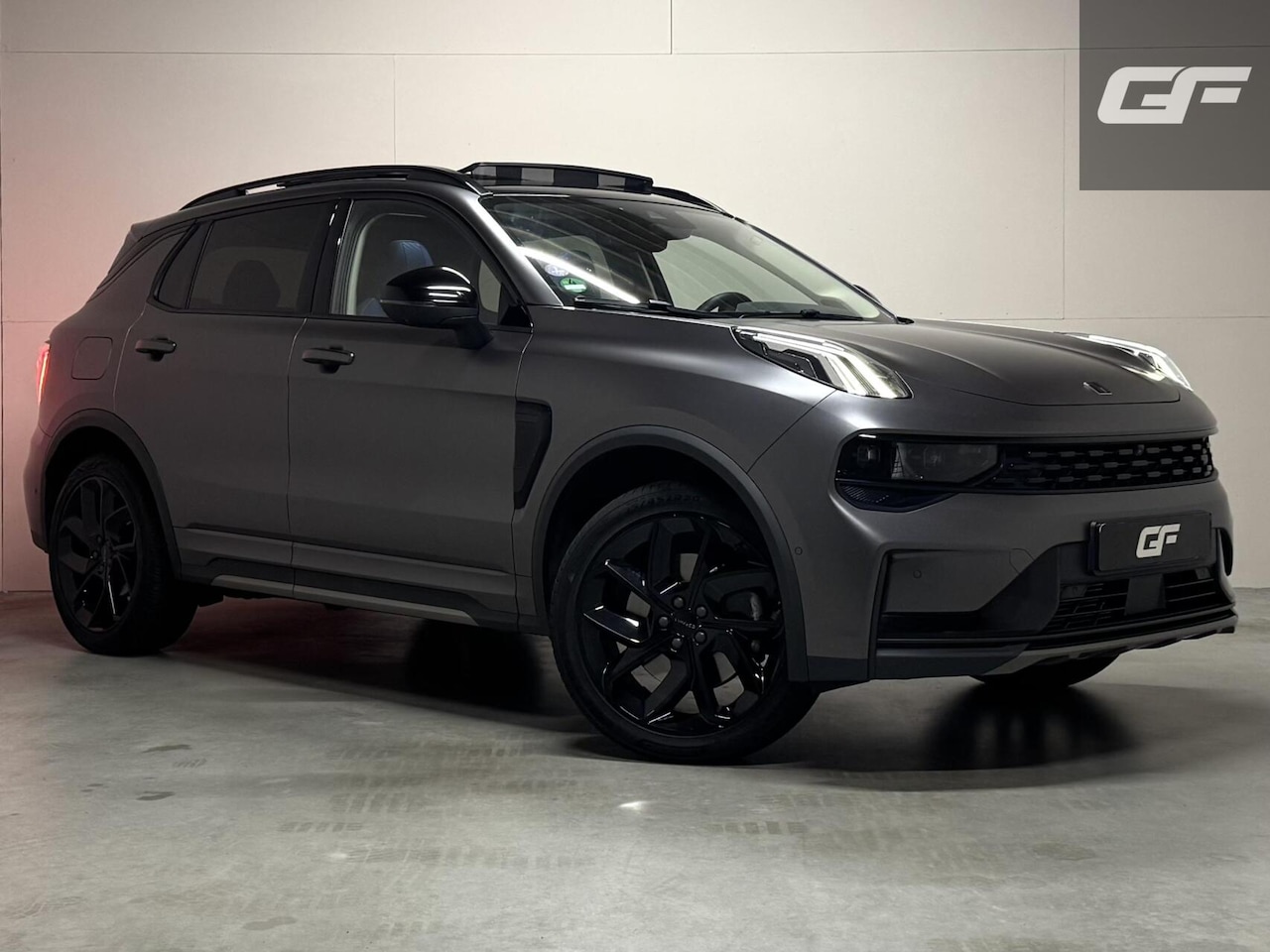 Lynk & Co 01 - 1.5 Plug-in Black Edition Mattgrijs Sfeerver. CarPlay 360° - AutoWereld.nl