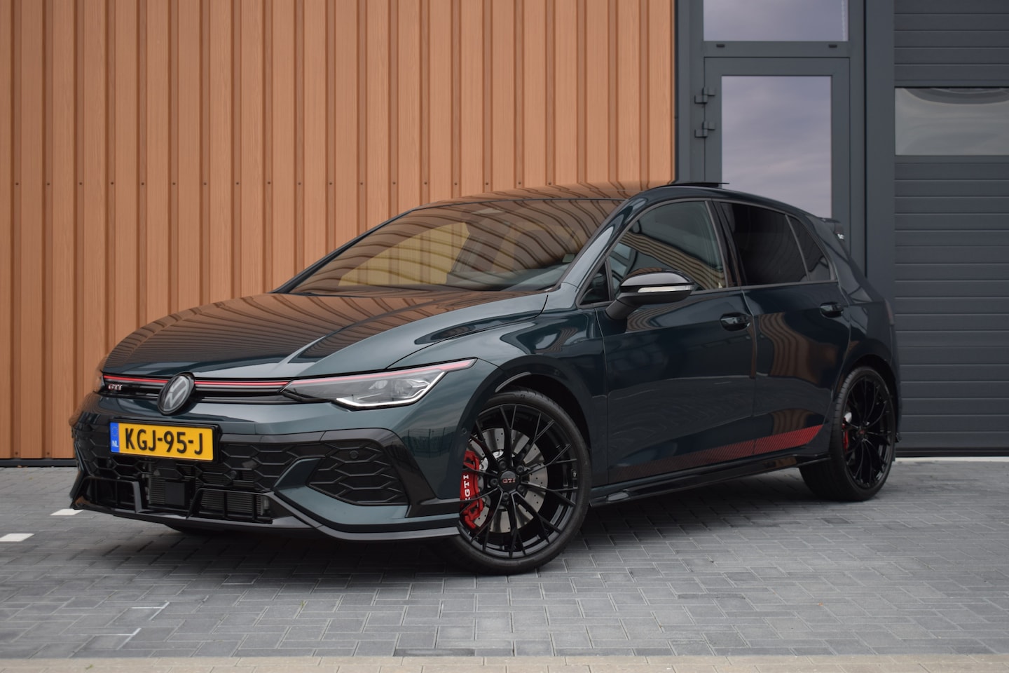 Volkswagen Golf - 2.0 TSI GTI Clubsport Edition 50 325pk | Panoramadak - AutoWereld.nl