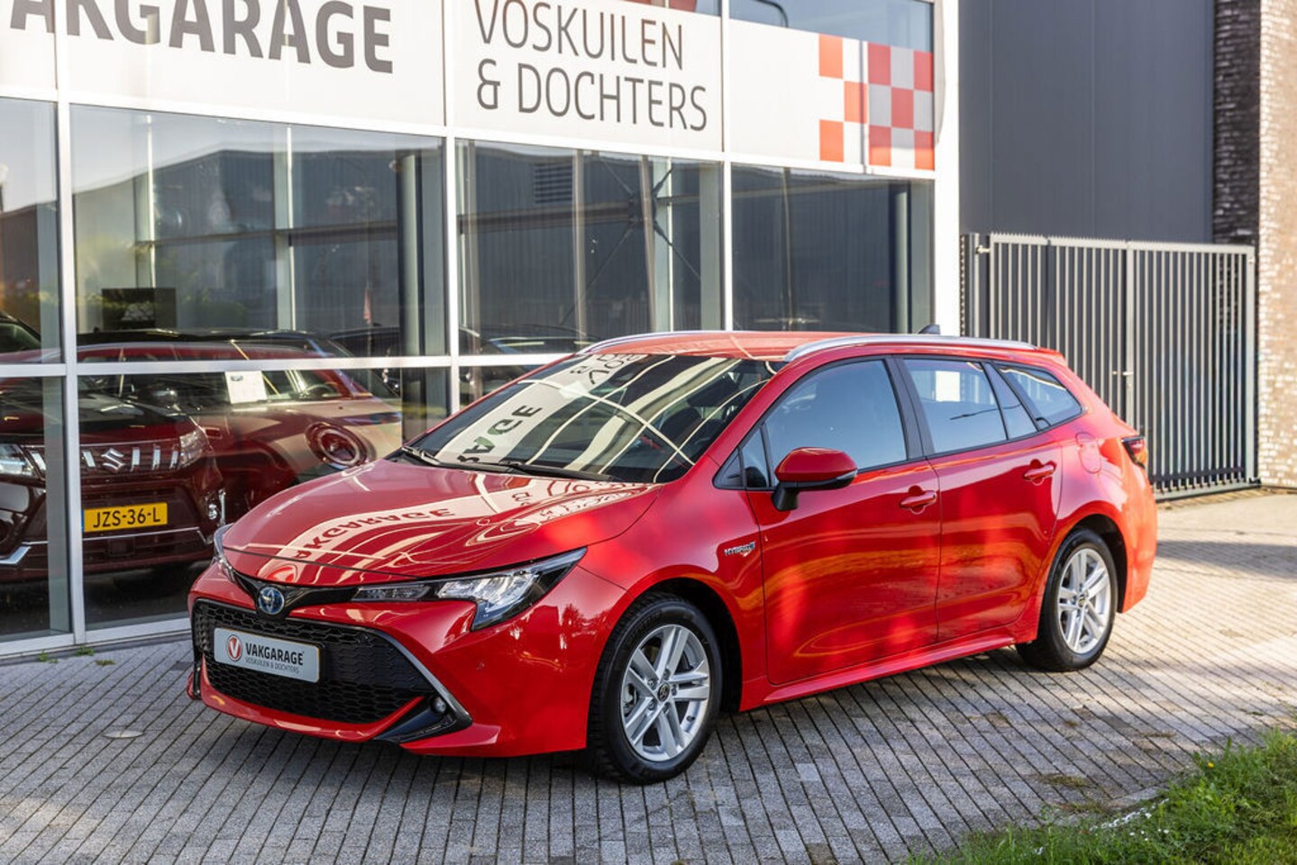 Toyota Corolla Touring Sports - 1.8 Hybrid Business Tech | Dodehoeksensoren| Stoelverwarming - AutoWereld.nl
