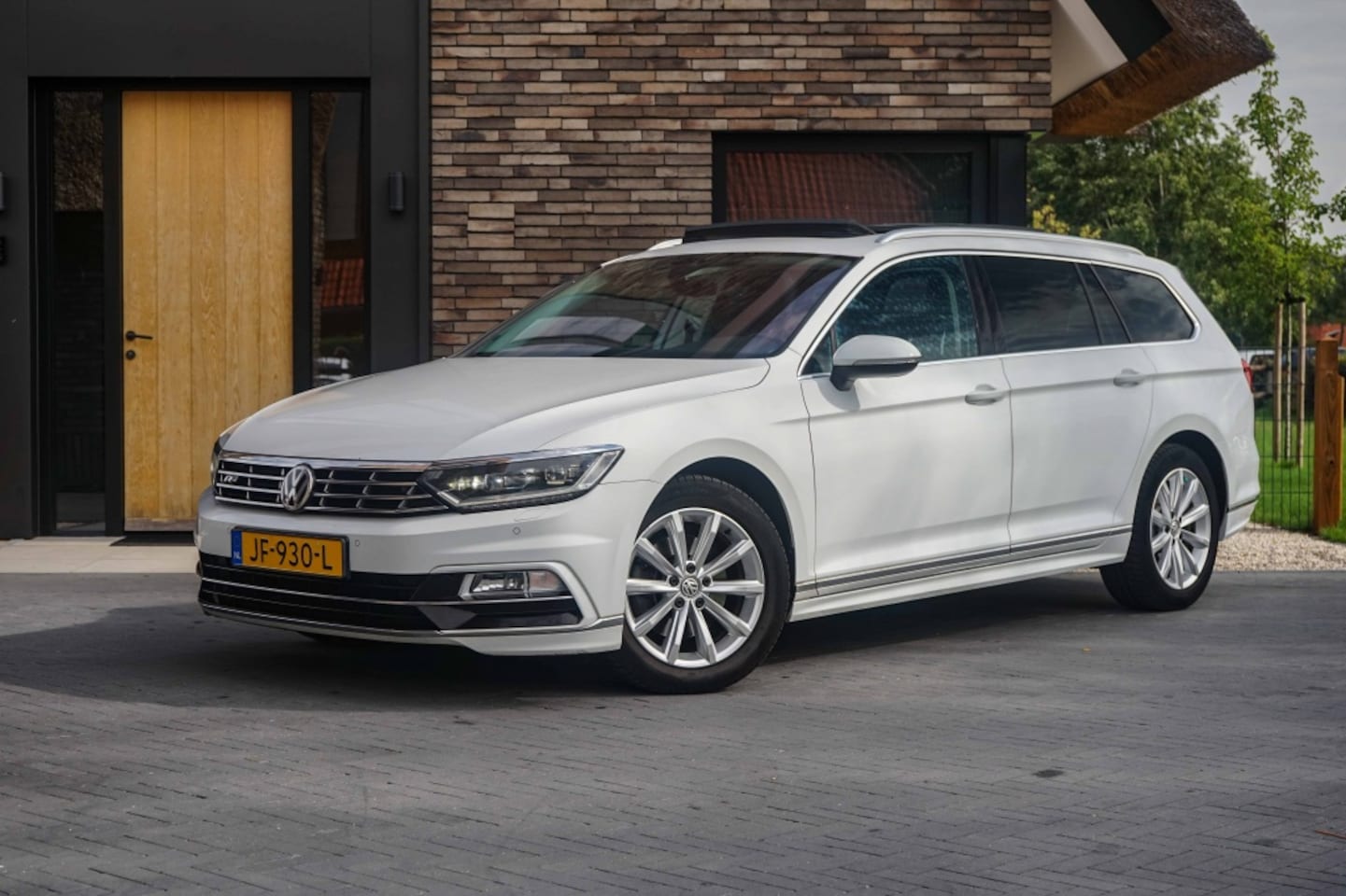Volkswagen Passat Variant - 1.8 TSI R-Line Automaat/Pano/Trekhaak/Camera/LED/ACC - AutoWereld.nl
