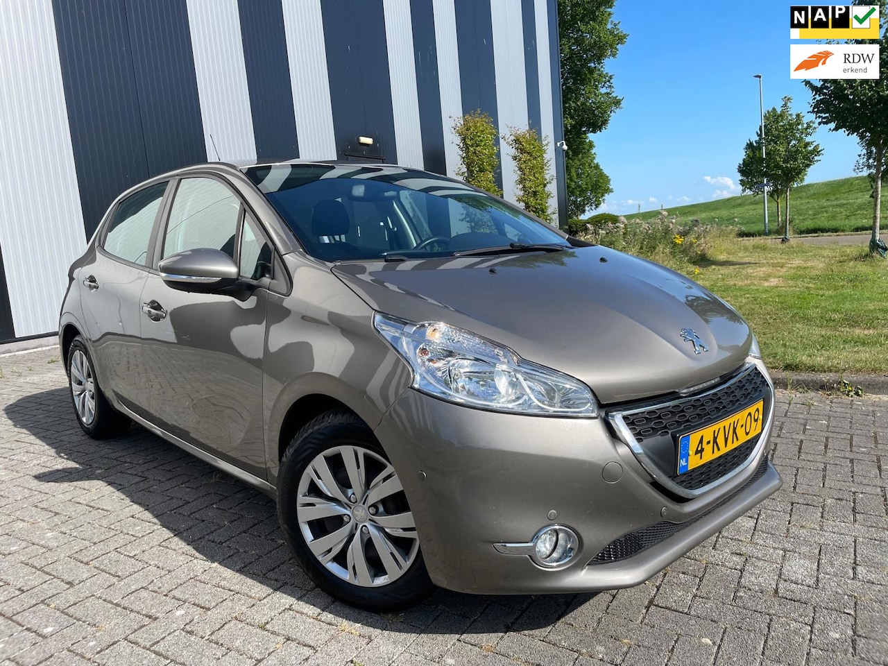 Peugeot 208 - 1.2 VTi Envy Clima-Cruise-Navi-Pdc-Trekhaak - AutoWereld.nl