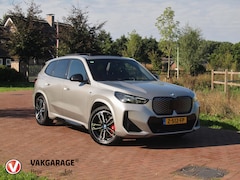 BMW iX1 - xDrive30 67 kWh Panoramadak | Camera | Sfeerverlichting | Apple Carplay | Sportstoelen | N