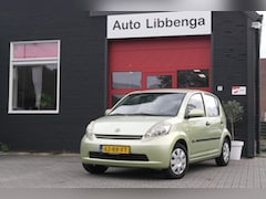 Daihatsu Sirion 2 - 1.0-12V Trend STUURBEKR. / CENTR.VERGR. / METALLIC LAK / RADIO-CD /