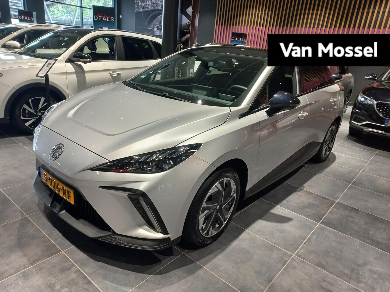 MG MG4 - Luxury 64 kWh | 360 camera | Stoel + Stuurverwarming | ACC | Zwart dak | - AutoWereld.nl