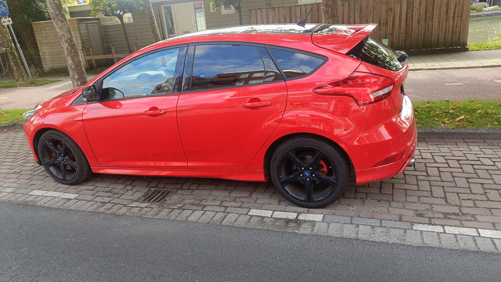 Ford Focus - 1.5 Red & Black Edition - AutoWereld.nl