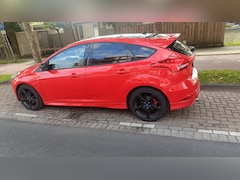 Ford Focus - 1.5 Red & Black Edition