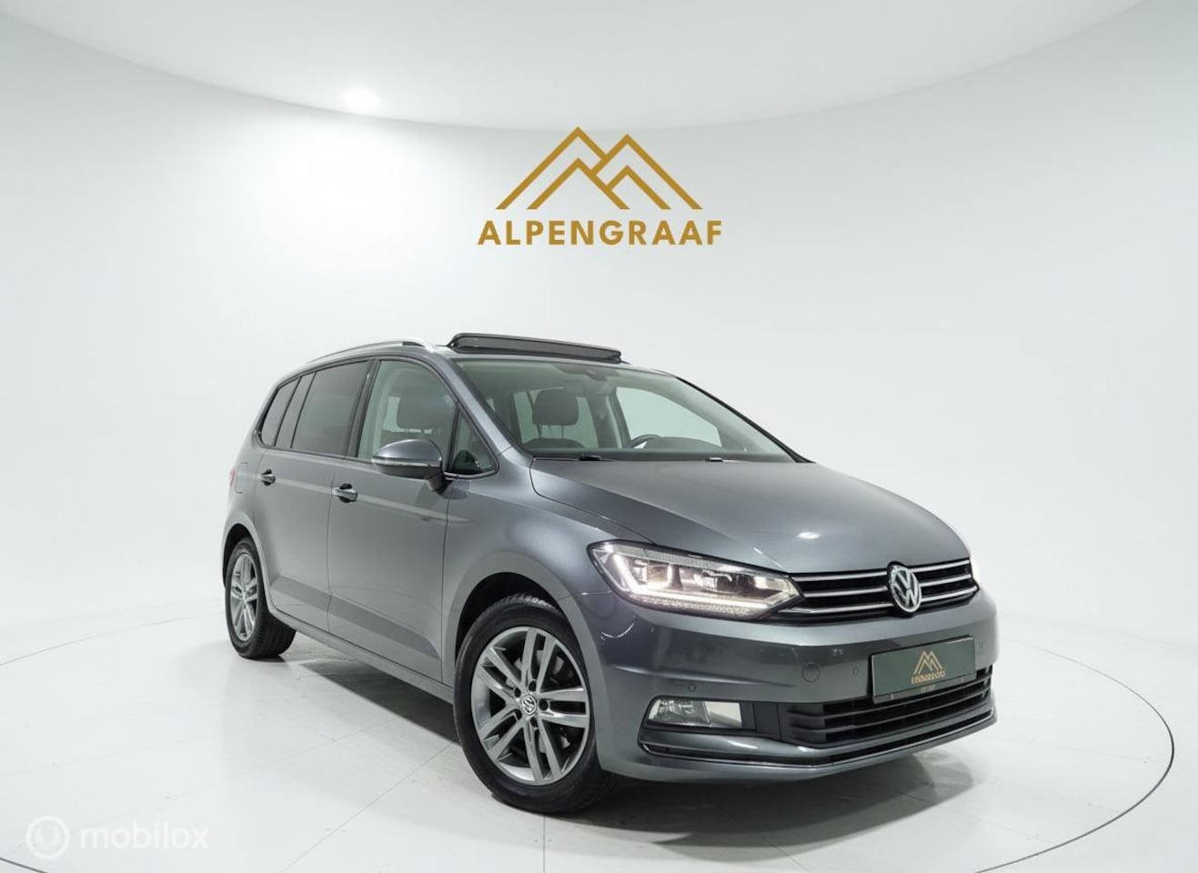 Volkswagen Touran - 1.4 TSI Sound dsg Pano|LED - AutoWereld.nl