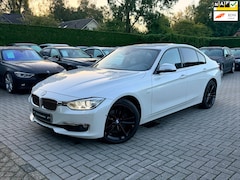 BMW 3-serie - 320i High Executive Luxury Line|Nieuwe Ketting|Round View|Head Up|Leder|18 inch|Nette staa