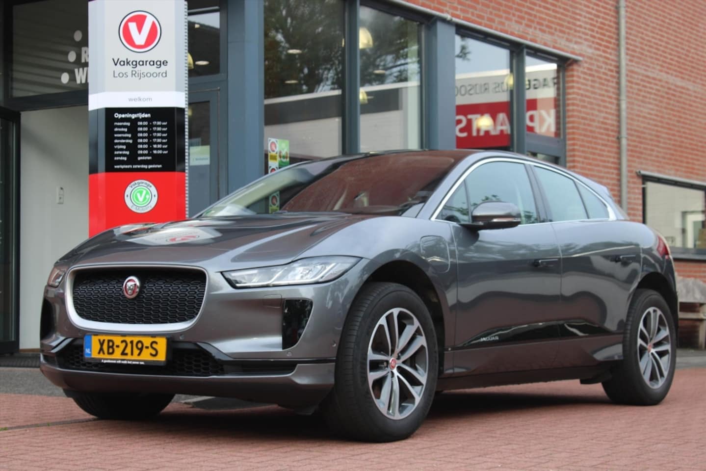 Jaguar I-PACE - EV400 | Panorama | Luchtvering | Camera | Stoelverwarming | Vol- Leder | Cruise & Climate - AutoWereld.nl