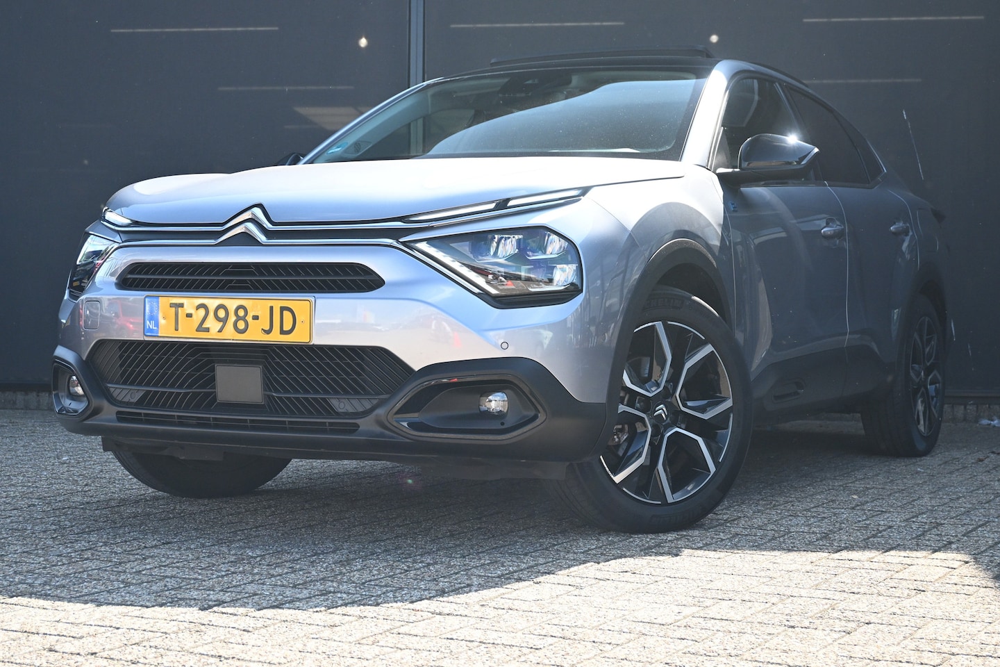Citroën Ë-C4 X - Shine 50 kWh 97,7%SOH! 3 Fase | Schuif-/Kanteldak | Navigatie | Leder | HUD | Stoel/Stuurv - AutoWereld.nl