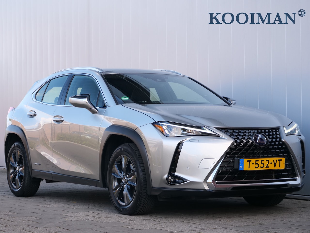 Lexus UX - 250h 184pk Luxury Line Automaat Leder / Apple Carplay / Dodehoeksensor / Stoelverwarming - AutoWereld.nl