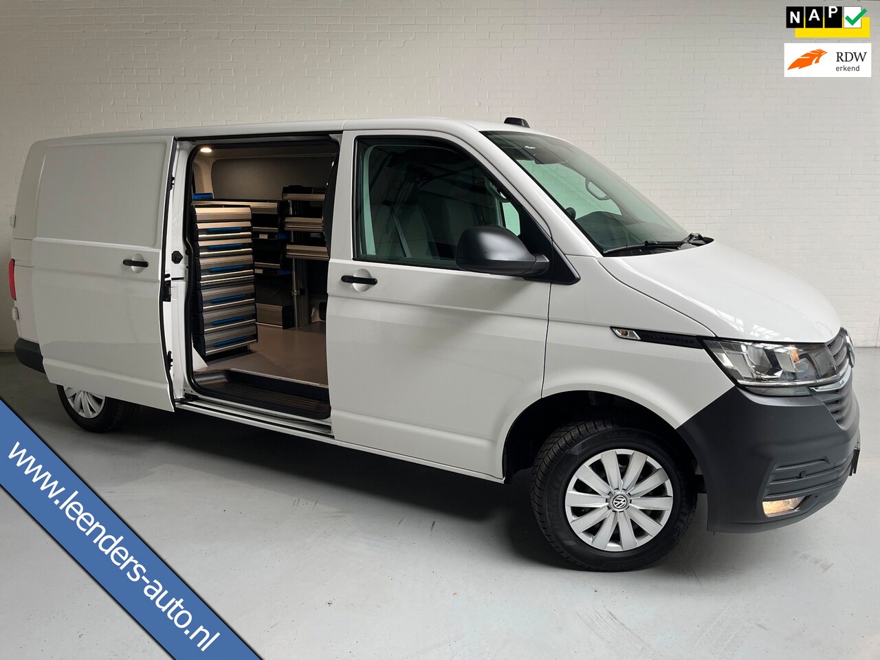 Volkswagen Transporter - Automaat DSG Servicewagen 2.0 TDI 150pk L2H1 3Persoons Sortimo Inrichting, Airco, Navigati - AutoWereld.nl