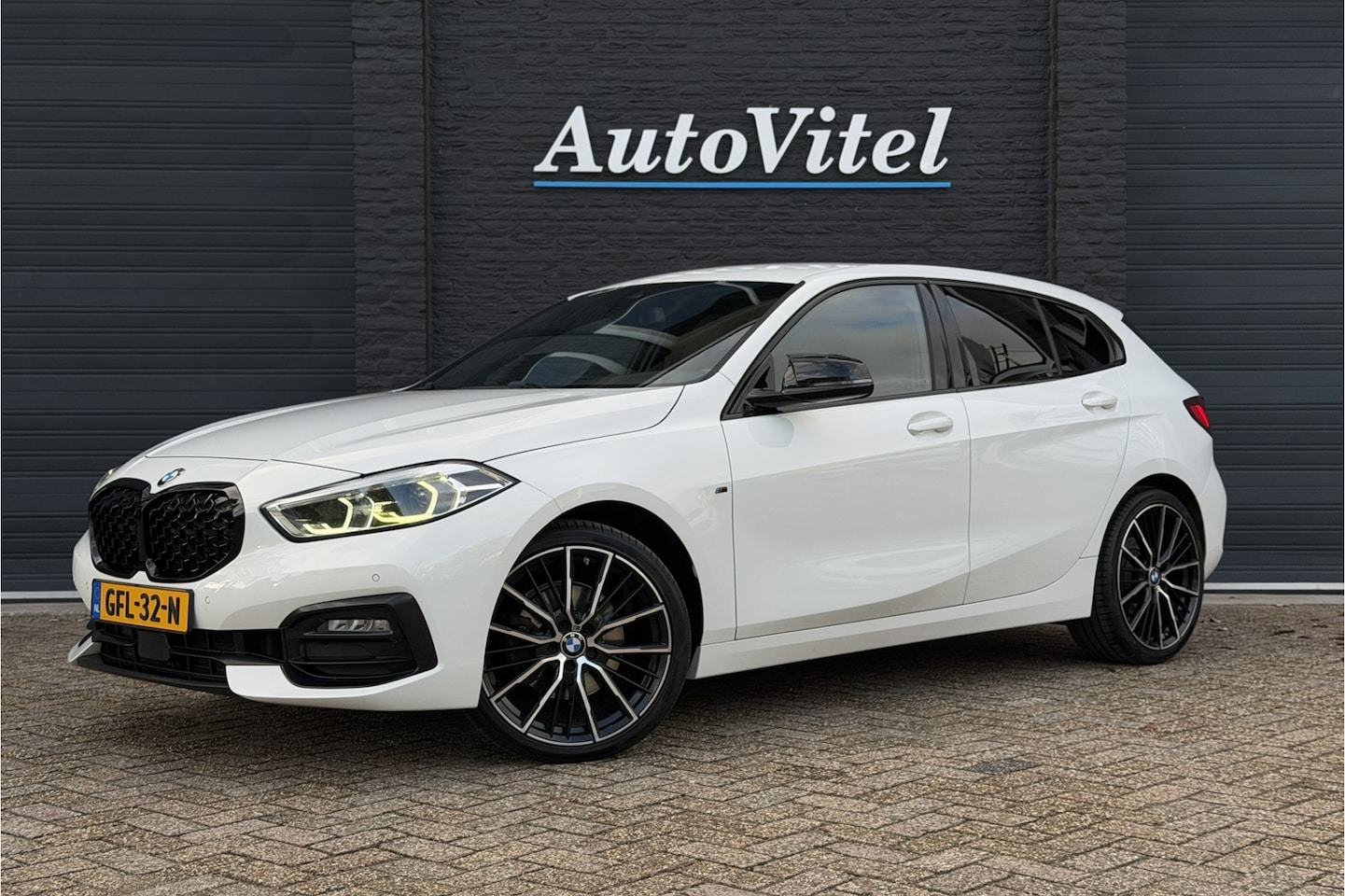 BMW 1-serie - 118i | Sportleder | Stoel + Stuurverwarming | Comfort Access | Live Cockpit Pro | Carplay - AutoWereld.nl