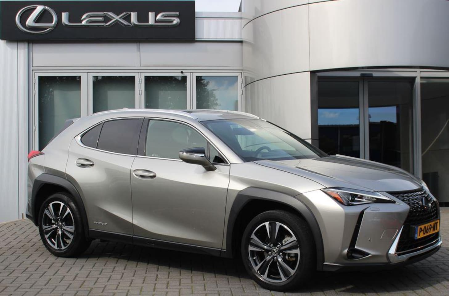 Lexus UX - 250h Preference Line 1e EIGENAAR NL-AUTO KEYLESS CARPLAY/ANDROID BLIND-SPOT CAMERA PARK-SE - AutoWereld.nl