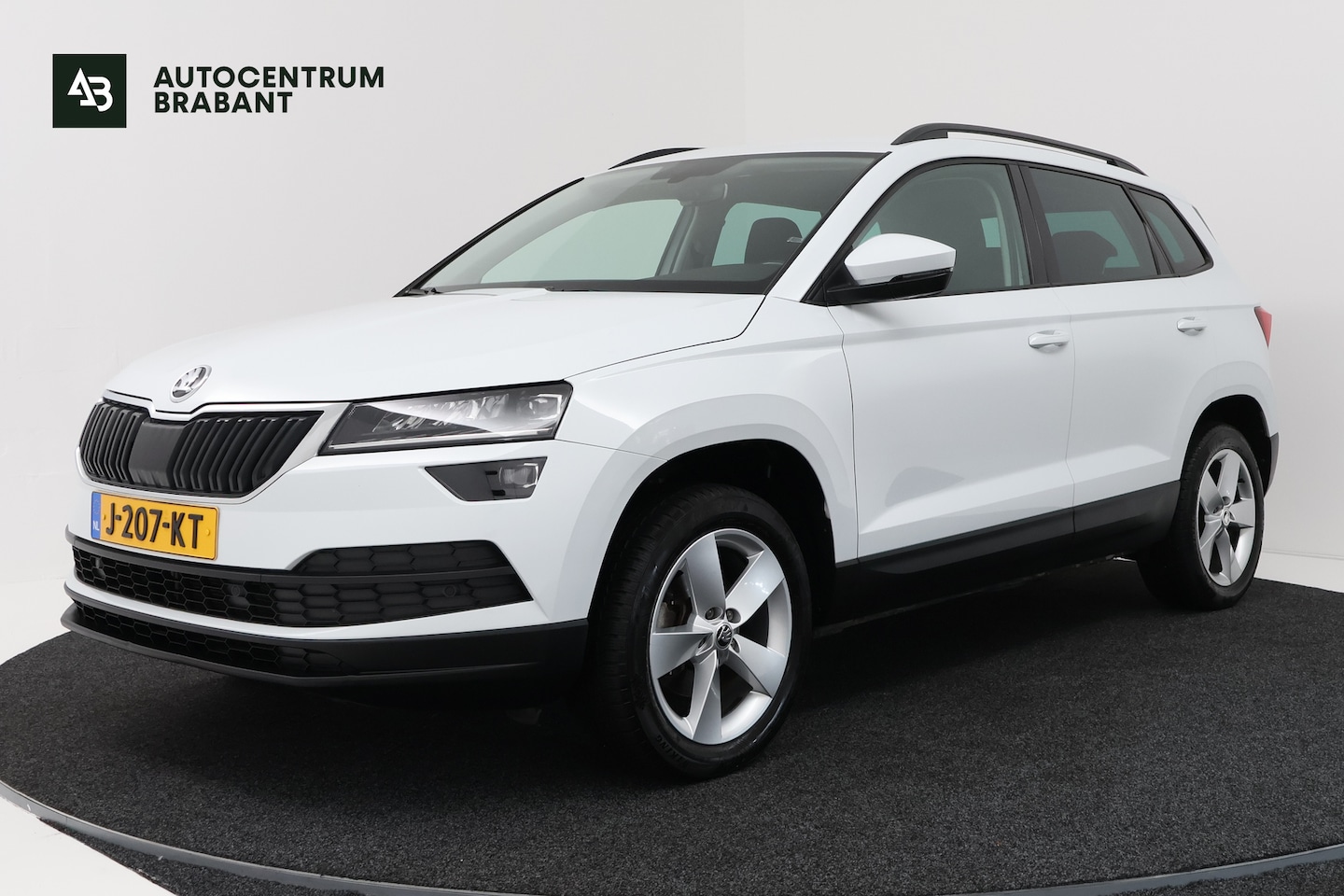 Skoda Karoq - 1.5 TSI ACT Style (TREKHAAK, CAMERA, NAVIGATIE CARPLAY, CRUISE CONTROL, PARKEERSENSOREN) - AutoWereld.nl