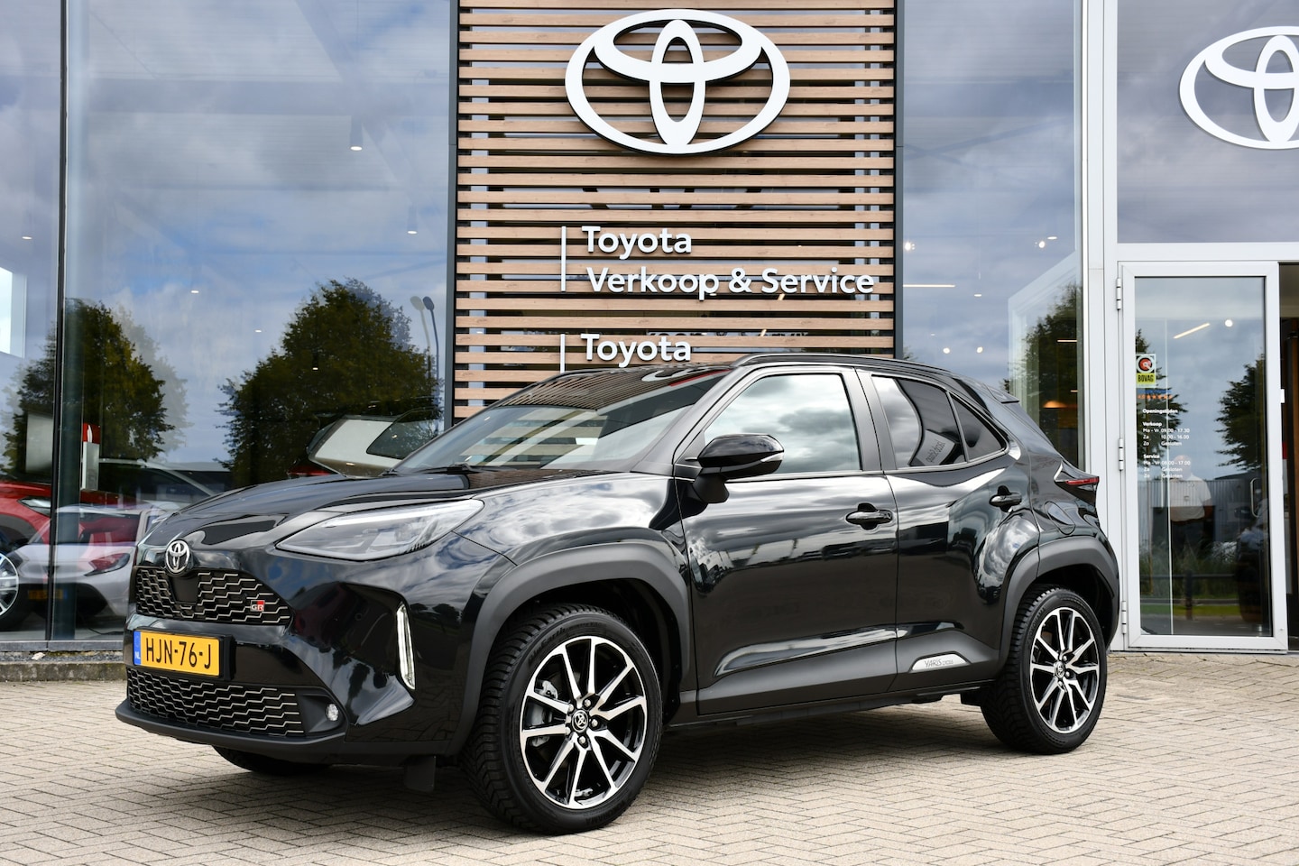 Toyota Yaris Cross - 1.5 Hybrid 130 GR SPORT automaat 130pk | Trekhaak afneembaar | Stoelverwarming | Dodehoekd - AutoWereld.nl