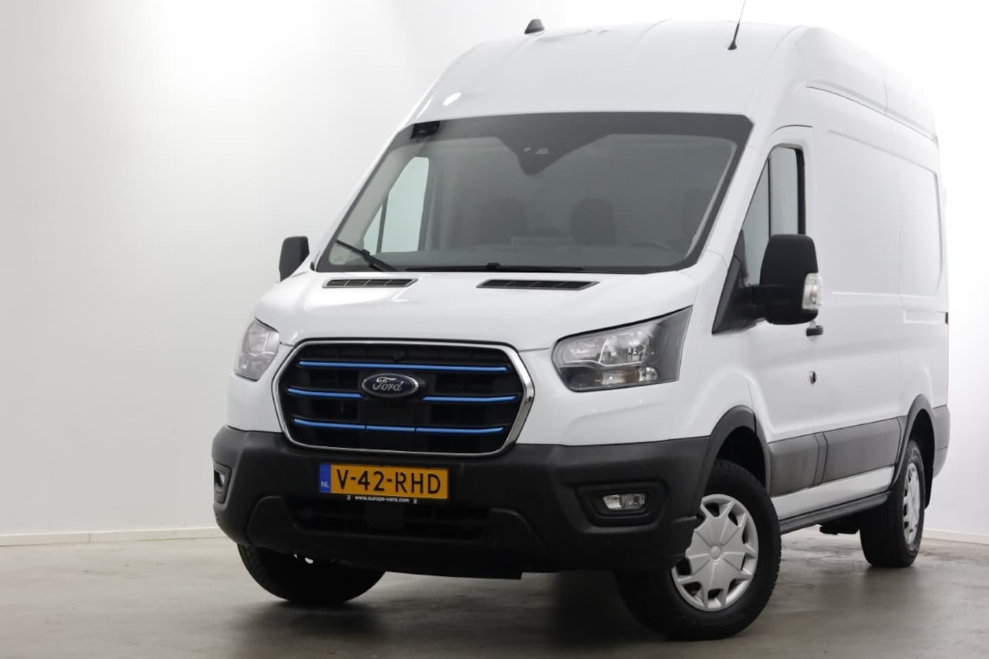 Ford E-Transit - 350 L2H3 68 kWh Trend 100% Elektrisch Snellader/Airco/Navi SOH 98,2% 12-2024 - AutoWereld.nl
