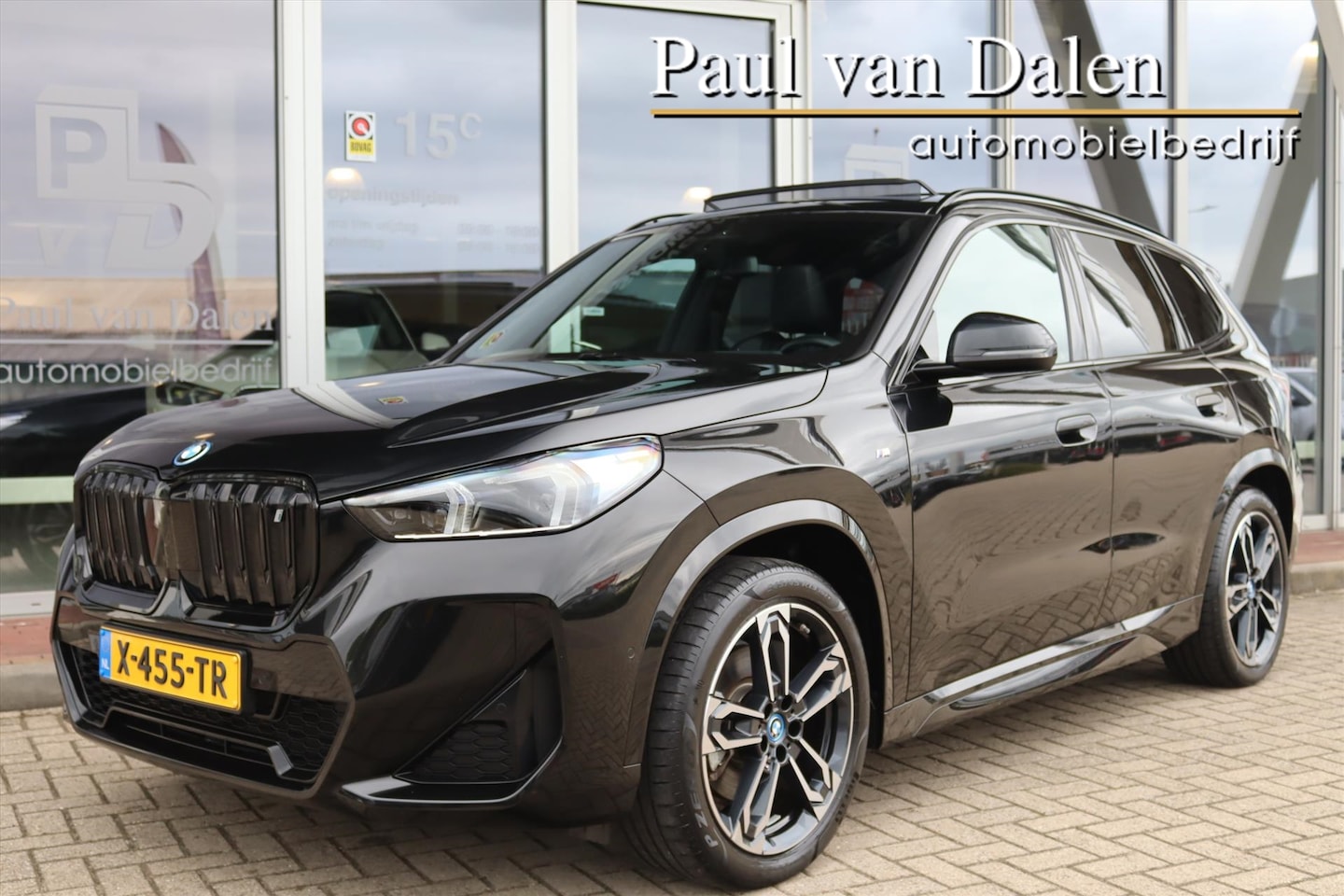 BMW iX1 - (u11) XDRIVE30 313PK M-SPORT SHADOW LINE Panodak | Trekhaak | Navi | Adapt.Onderstel | Com - AutoWereld.nl