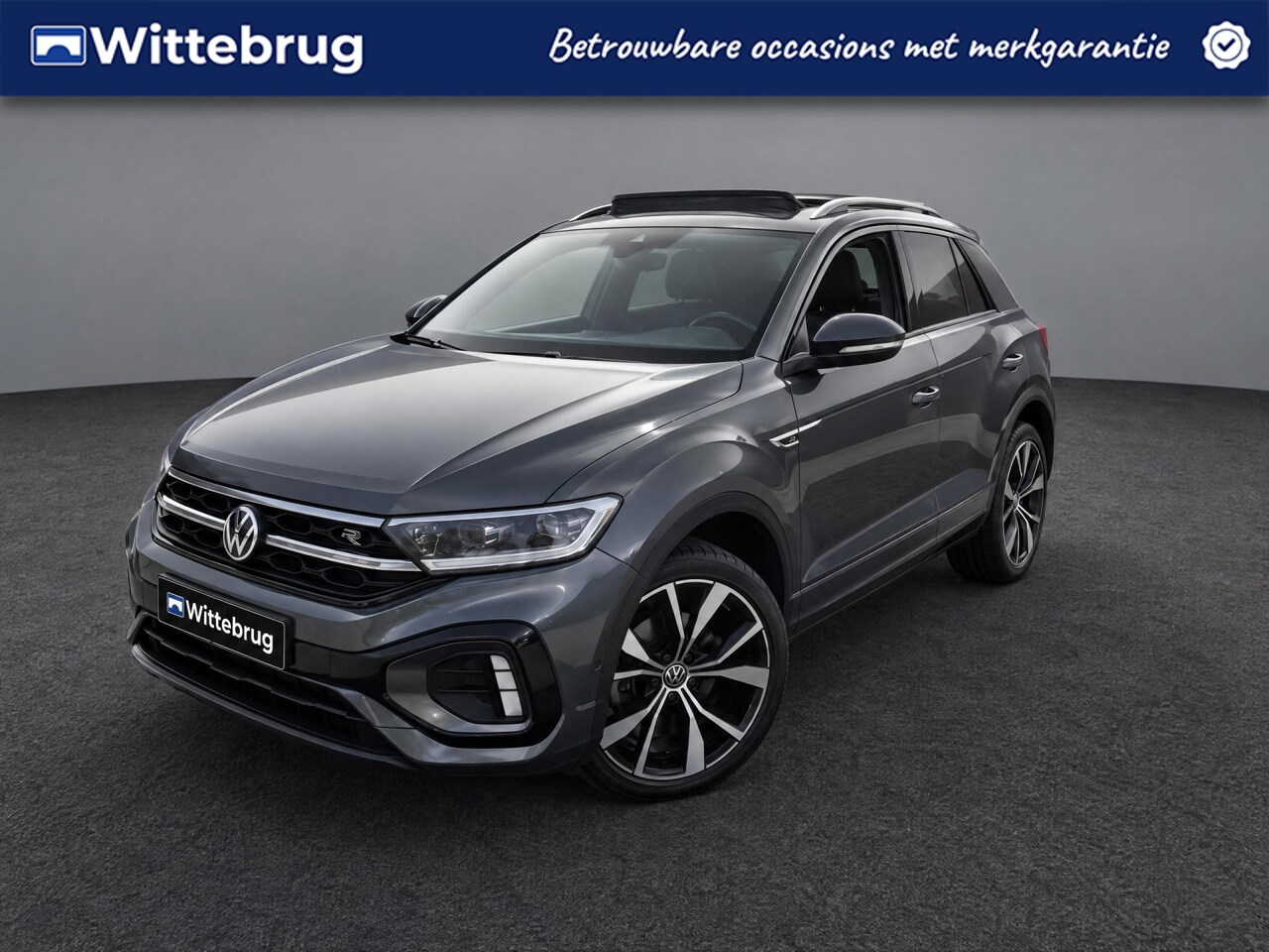Volkswagen T-Roc - 1.5 TSI 150pk R-Line DSG Automaat Black Style / Panorama schuifdak / Navigatie by APP / Le - AutoWereld.nl