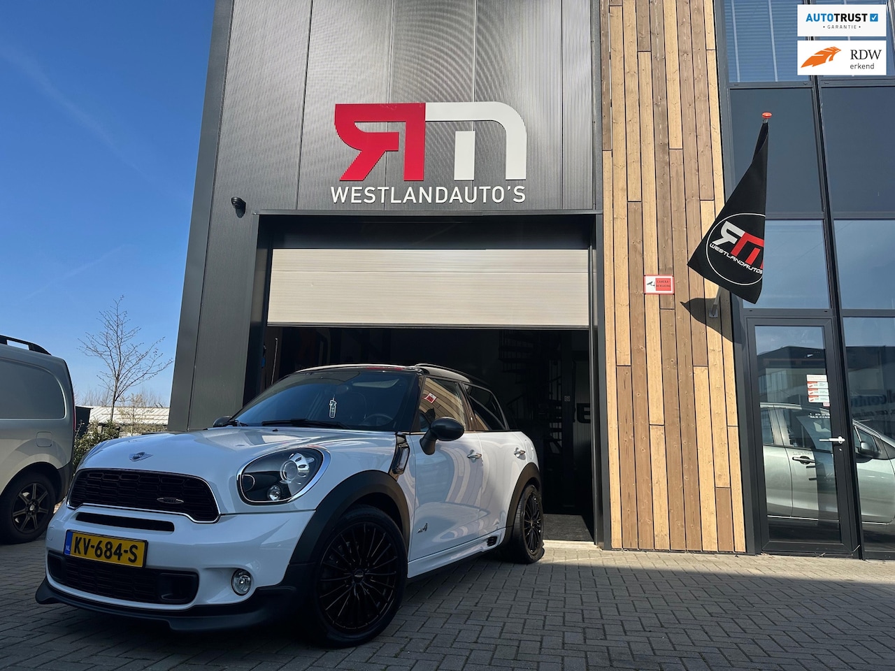 MINI Countryman - 1.6 Cooper S /autm/ JCW pakket/navi/pano/clima/harman-C/LM-velgen/leder/alcatara hemel/car - AutoWereld.nl