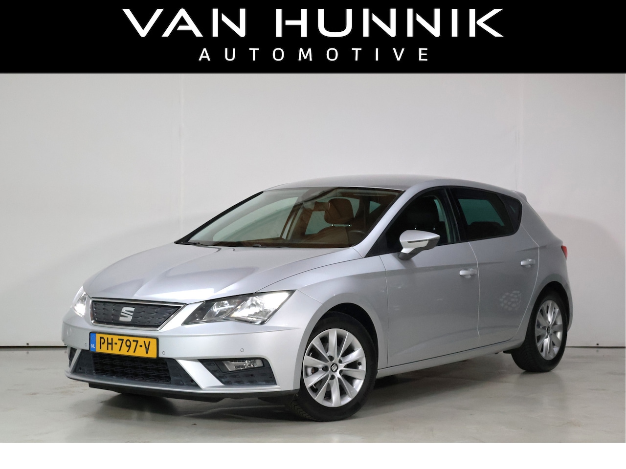 SEAT Leon - 1.0 EcoTSI Style Business Intense | Carplay | Clima | Keyless | Trekhaak - AutoWereld.nl