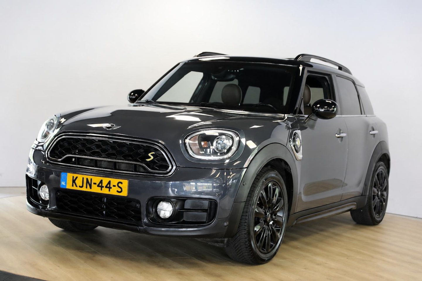 MINI Countryman - 1.5 Cooper S E ALL4 Chili | Schuif- kanteldak | Leer | Cruise adaptief - AutoWereld.nl