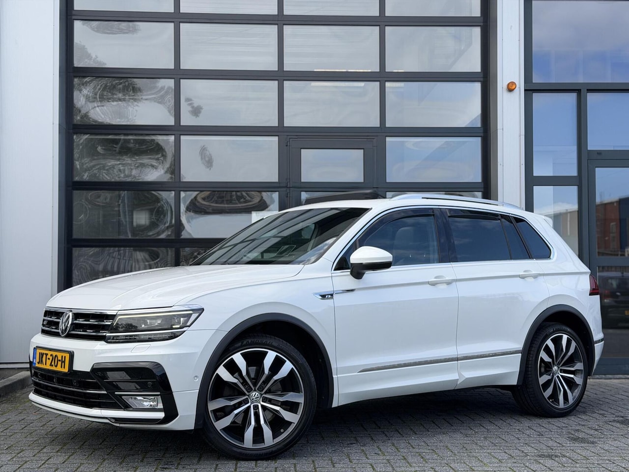 Volkswagen Tiguan - 2.0 TSI 4Motion R-Line / PANO / HUD / LUXE - AutoWereld.nl
