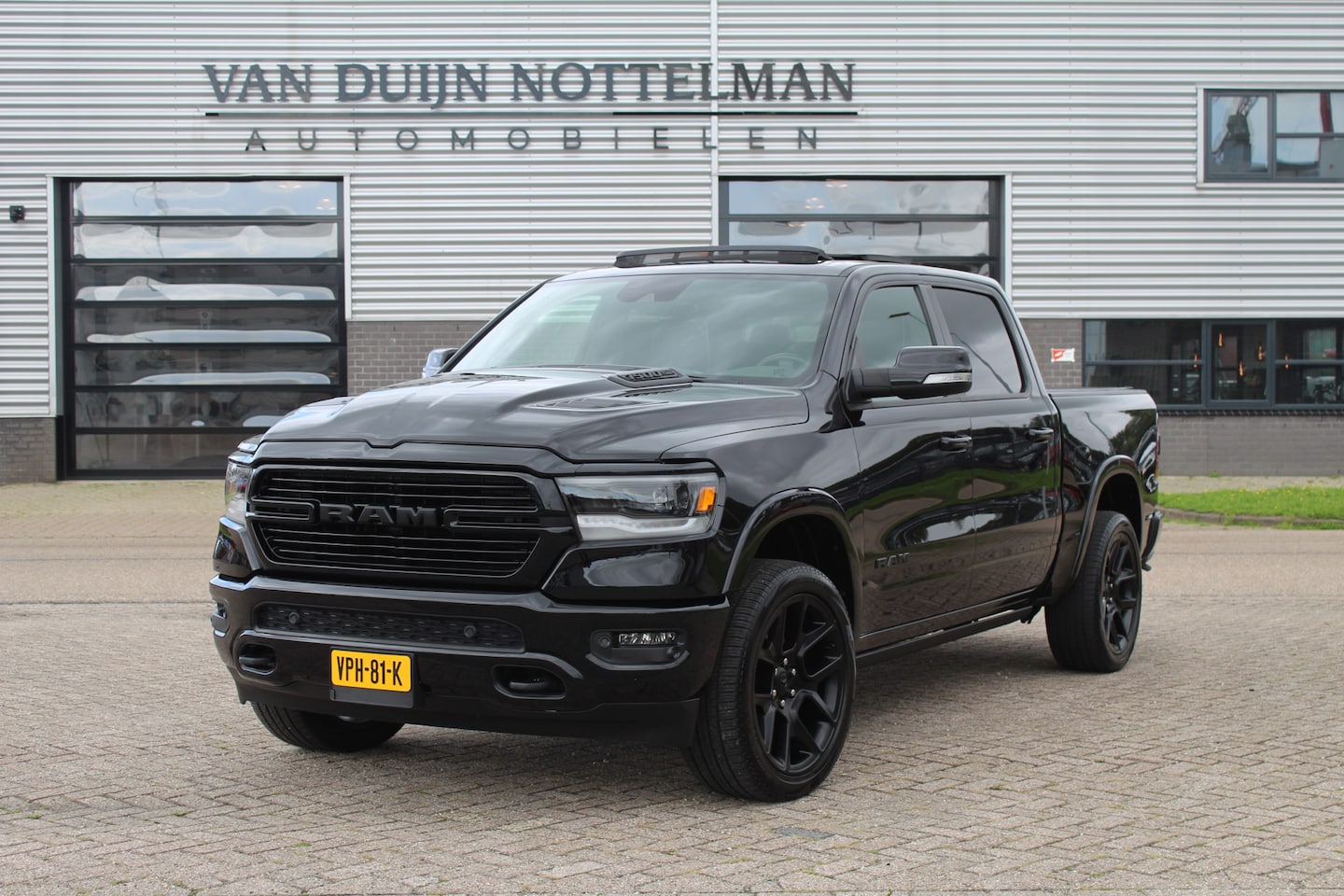 Dodge Ram 1500 - 5.7 V8 4x4 Crew Cab Laramie / Luchtvering / Panoramadak / N.A.P. - AutoWereld.nl