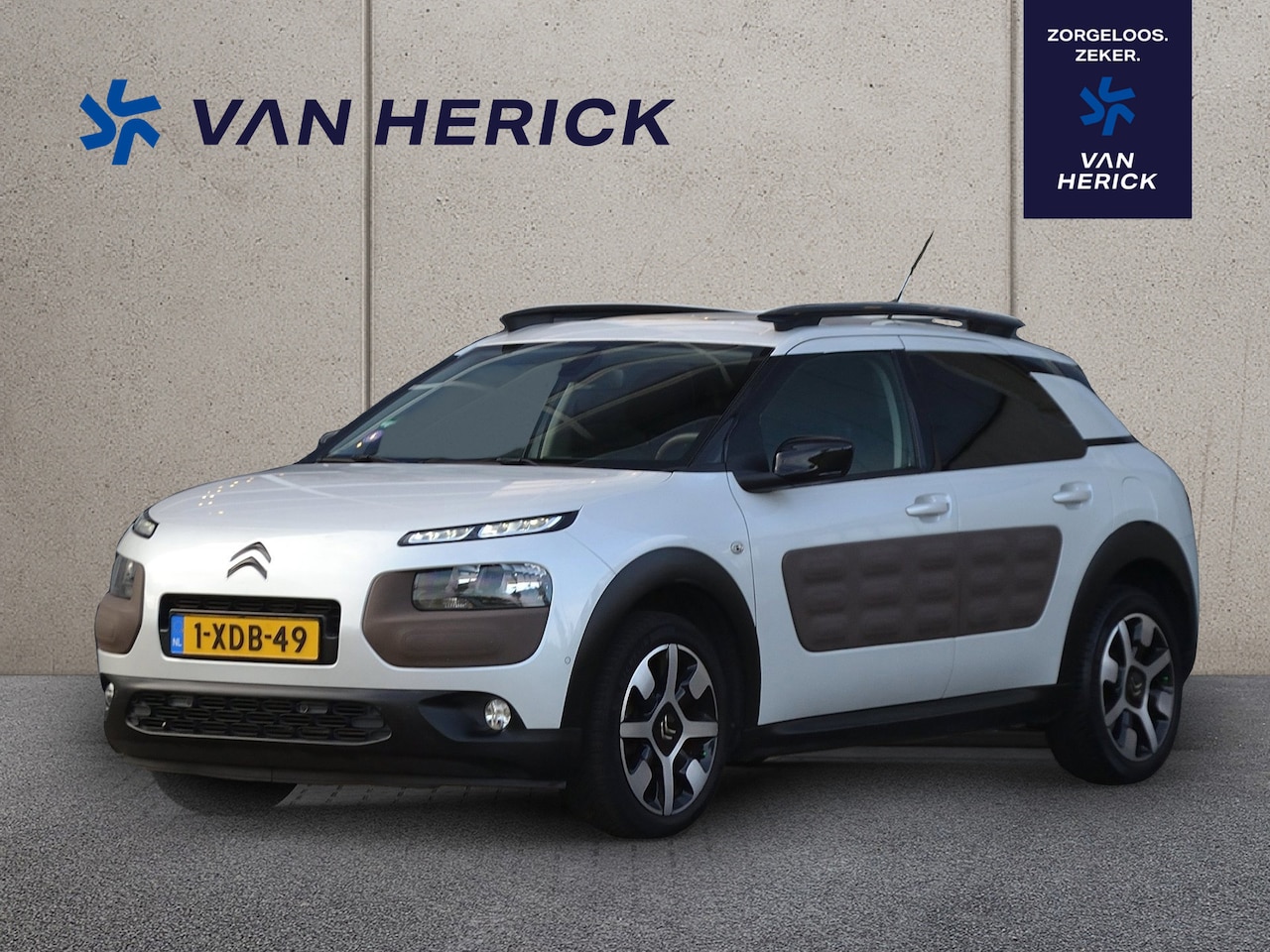 Citroën C4 Cactus - 1.2 e-VTi Shine Automaat | Panoramadak | Trekhaak | Achteruitrijcamera - AutoWereld.nl