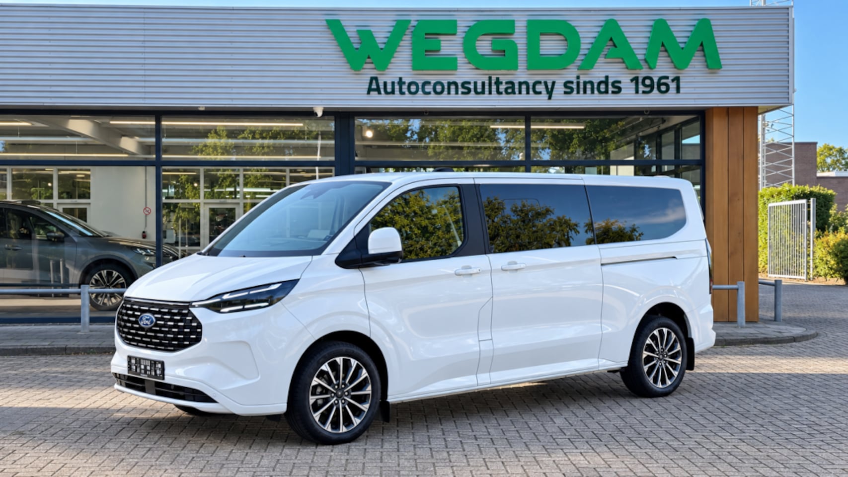 Ford Tourneo Custom - 2.5 PHEV 340 L2 TITANIUM X Panorama LUXURY 8p VIP bus 48.999 ex BTW - AutoWereld.nl