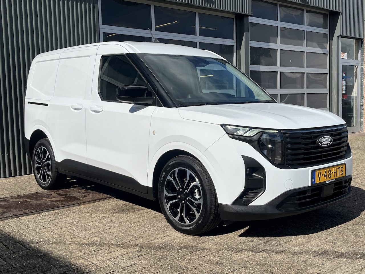 Ford Transit Courier - 1.0 EcoBoost Limited Benzine Automaat Airco Cruise controle Trekhaak 1000kg 2-Persoons Nav - AutoWereld.nl