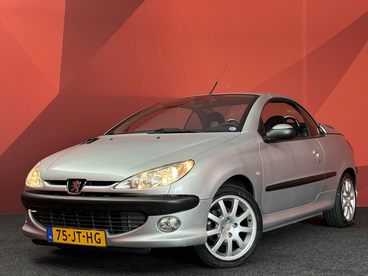Peugeot 206 CC - 2.0-16V | Nieuw Binnen! | Zo Mee | APK 17-07-2027 | Clima | - AutoWereld.nl