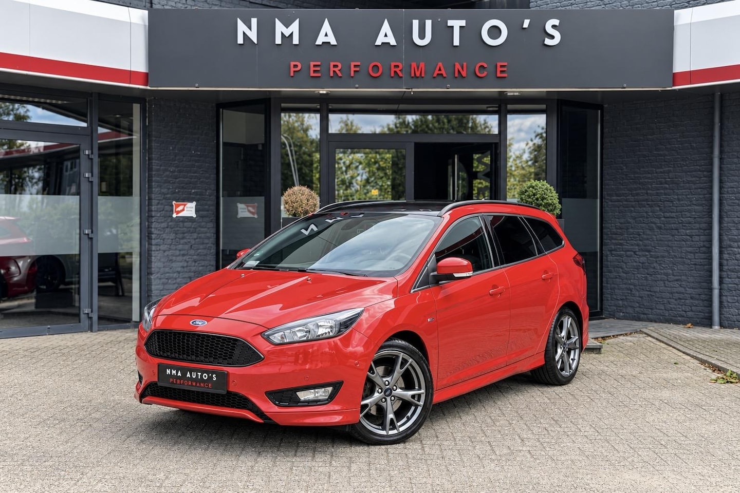 Ford Focus Wagon - 1.5 ST-Line CRUISE, Race Red, STUUR & STOELVERWARMING, VOLLEDIG DEALER ONDERHOUDEN, ZWART - AutoWereld.nl