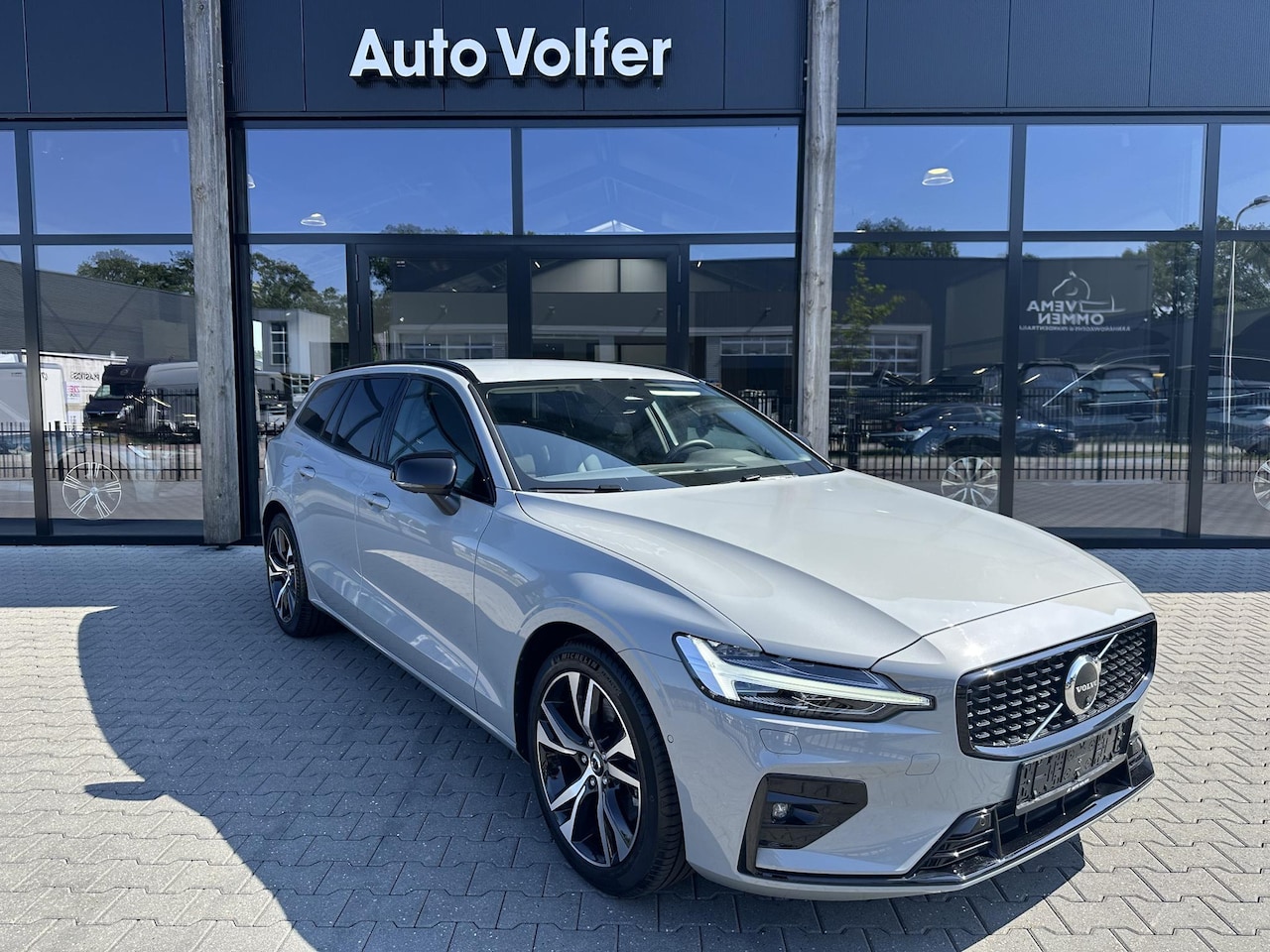 Volvo V60 - 2.0 B4 Plus Dark ACC|360|Vapour Grey - AutoWereld.nl