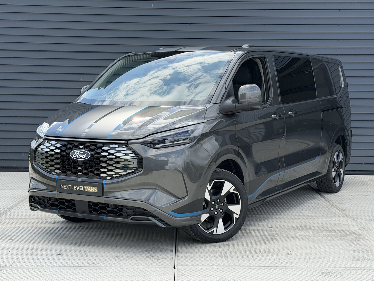 Ford E-Transit Cust. - Sport Dubbel Cabine 218 PK 71 kWh | 360 Camera | 230v Stopcontacten | Elek. Verst. Stoelen - AutoWereld.nl