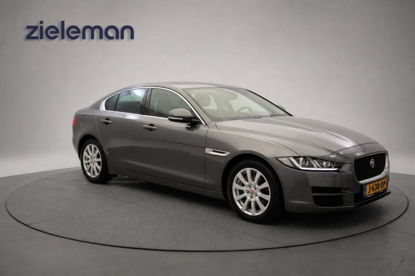 Jaguar XE - Sedan 2.0t Pure Automaat - Navi, Camera, Leer, Stoelverw. - AutoWereld.nl