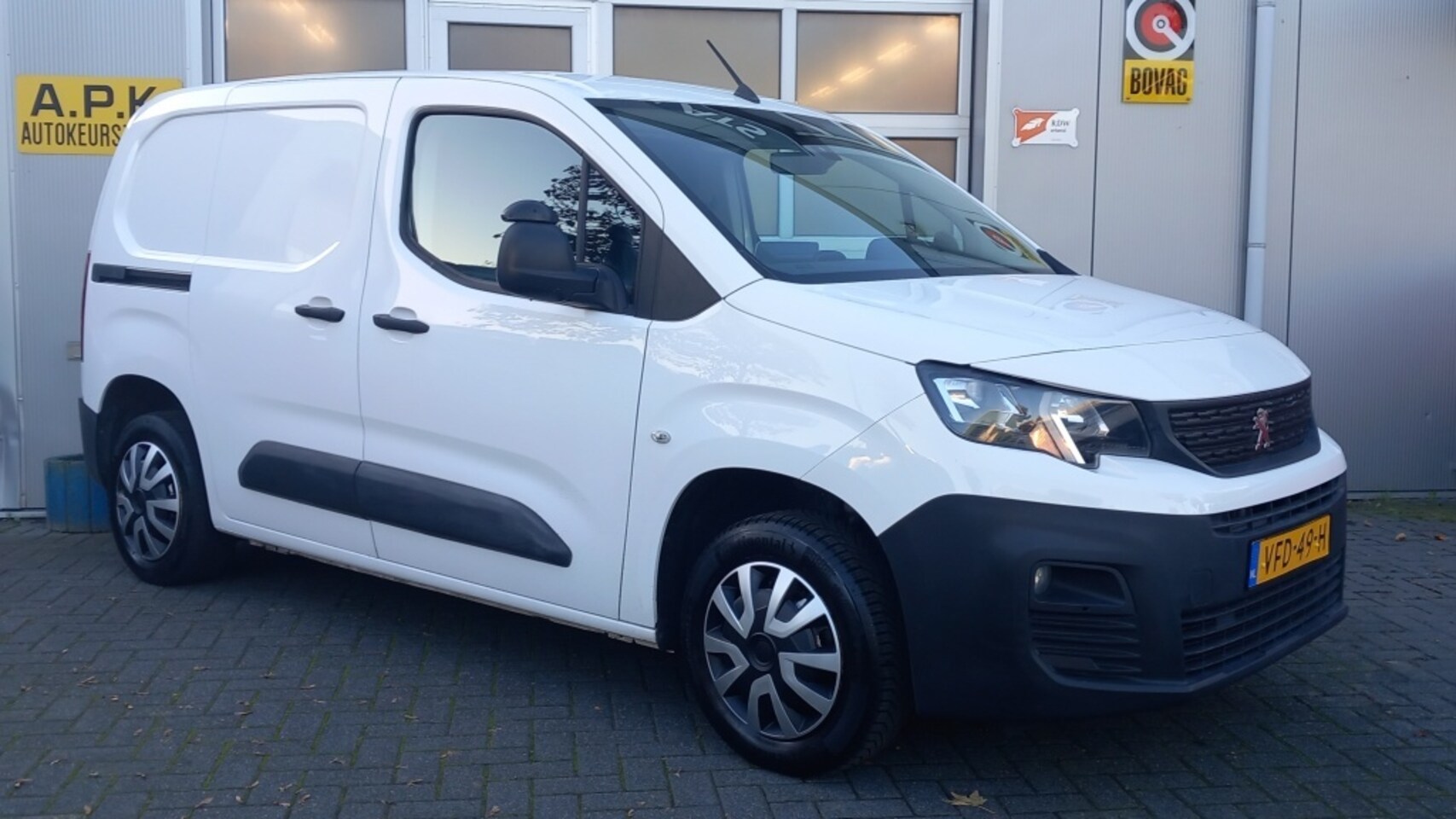 Peugeot Partner - 1.5 BlueHDI Premium|CRUISECTR|APPLECARPLAY-ANDROID - AutoWereld.nl