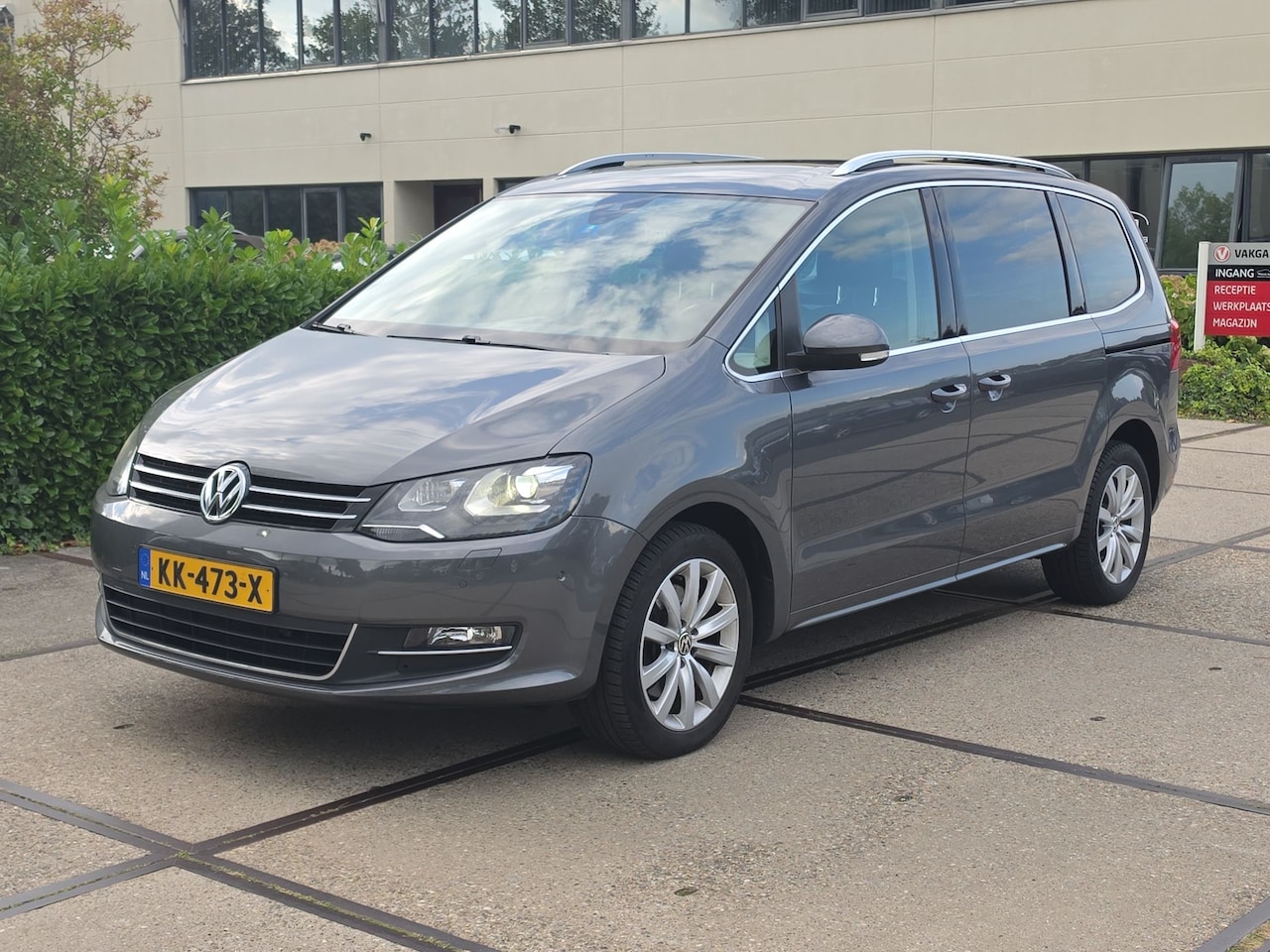 Volkswagen Sharan - 2.0 TSI Highline |ELEKTR. STOEL|PANO|CAMERA|VOLL. ONDERH|5P.| 5698 - AutoWereld.nl