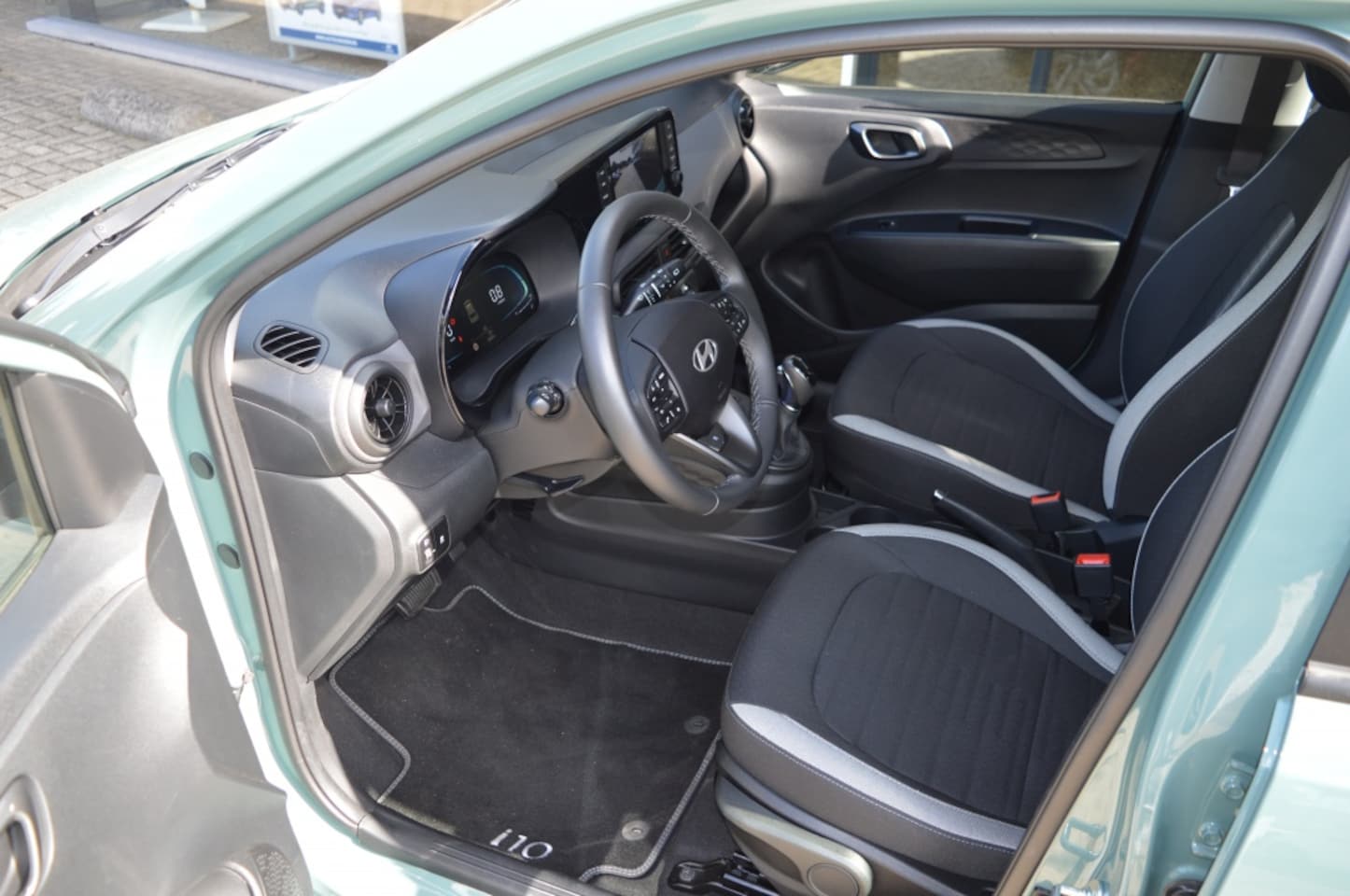 Hyundai i10 - 1.0 Comfort Automaat NL-auto Navi Camera PDC all weathers
