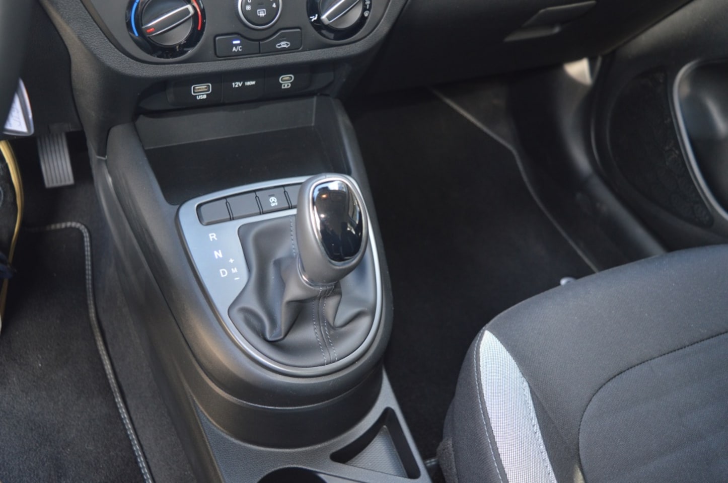 Hyundai i10 - 1.0 Comfort Automaat NL-auto Navi Camera PDC all weathers