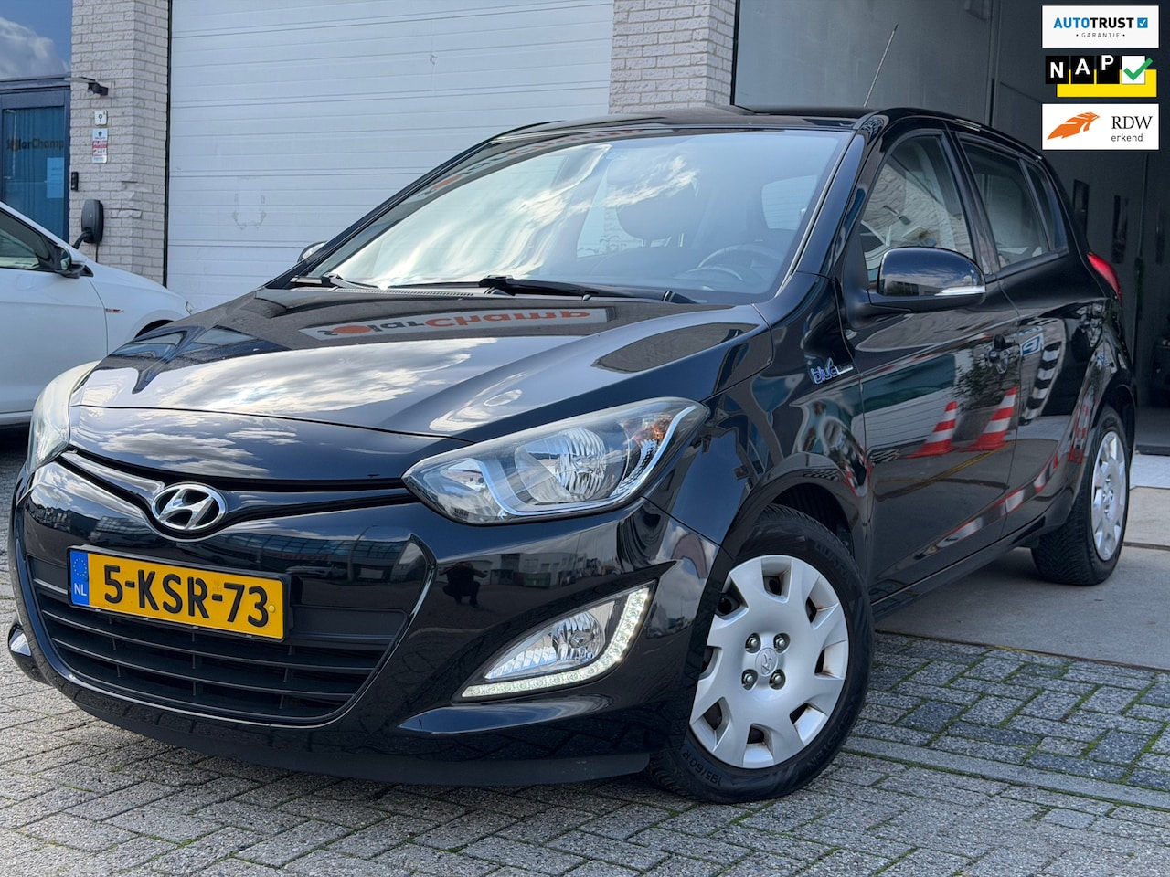 Hyundai i20 - 1.2i i-Motion/ 5drs/ nap/ 1e EIG/ dealeronderhouden/ 1jaar apk/ airco/ EL-ramen/ zeer nett - AutoWereld.nl