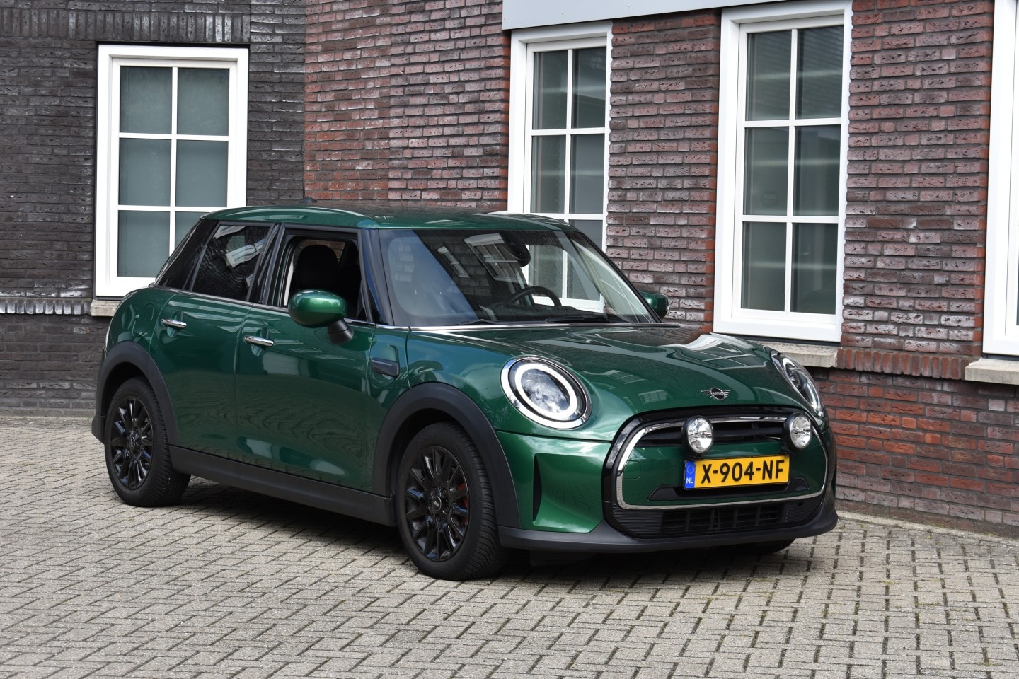 MINI Cooper - 1.5 Cooper 5drs automaat Wij zijn op afspraak geopend! Graag bellen voor uw komst. - AutoWereld.nl