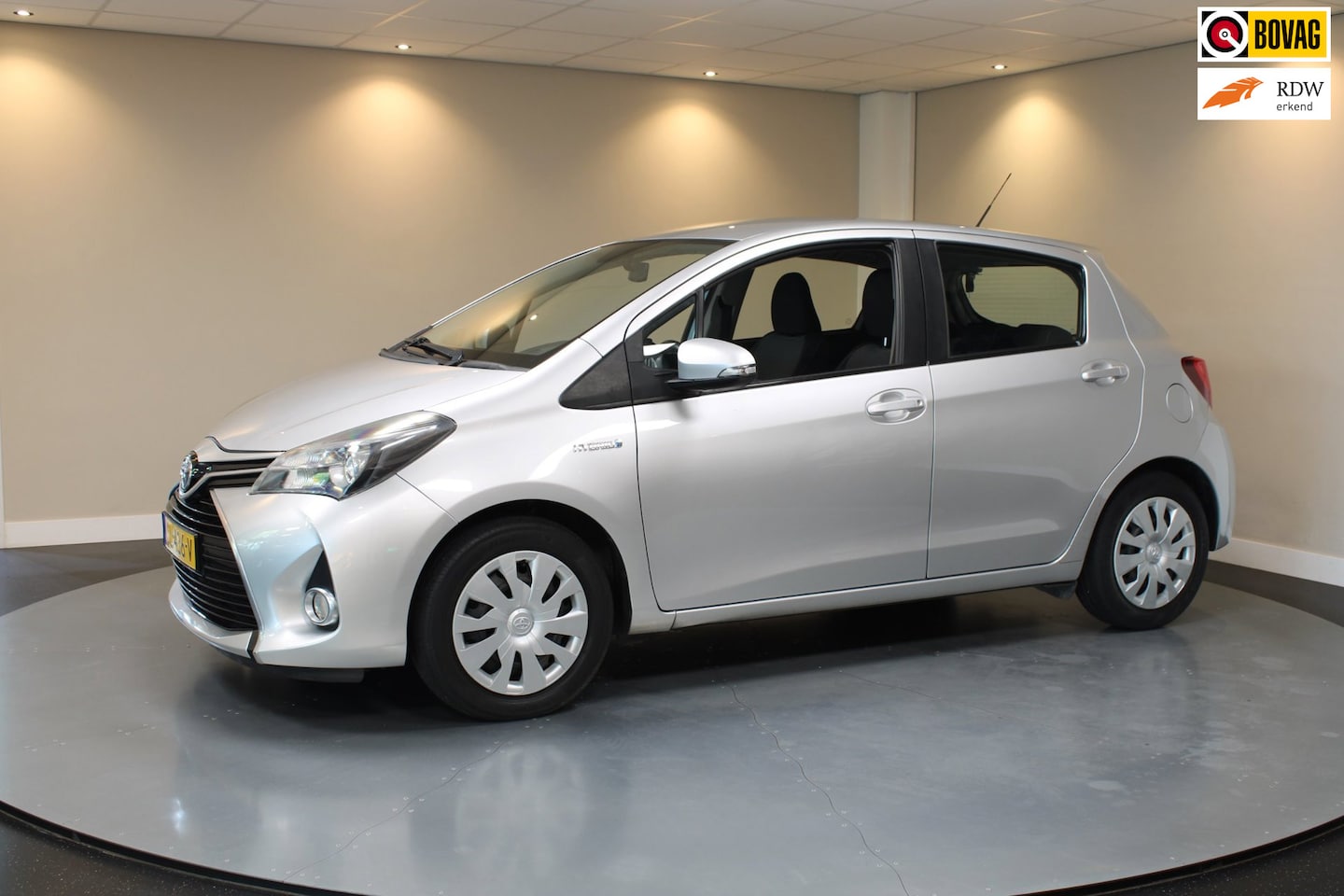 Toyota Yaris - 1.5 Hybrid Lease Limited *Top onderhouden!* Camera|Navi|Trekhaak|Cruise|Climate|BT|Dealer - AutoWereld.nl
