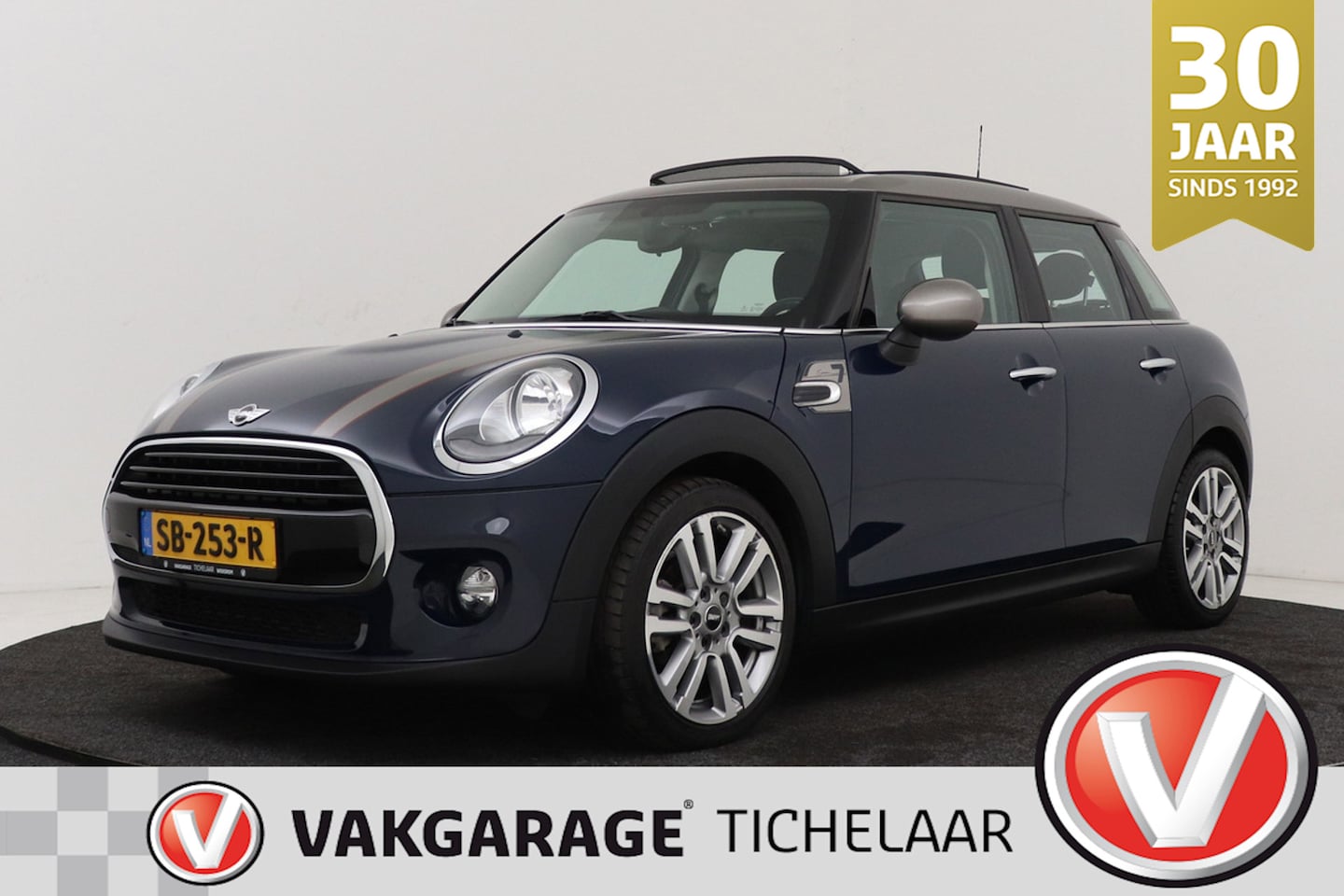 MINI 5-Deurs - 1.5 Cooper Business | Org NL | Panoramadak | Dealer Ond. | Sportstoelen | Navigatie | Came - AutoWereld.nl